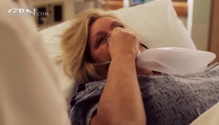 A nőt jó ideig mesterséges kómában tartották, majd azzal tért magához, hogy „Jézustól hozott üzenetet”