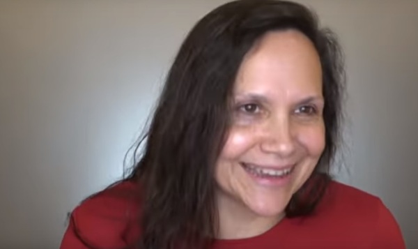 Teljesen kivirult, és valóságos szépséggé vált az 52 éves, megfáradt édesanya a profi sminkes és fodrászcsapat segítségével