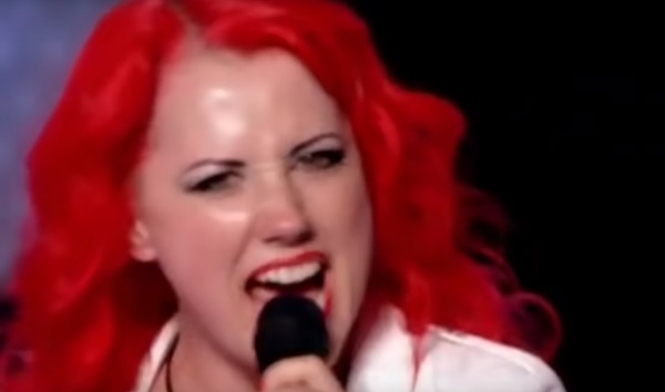 Első ránézésre felkelti a zsűri figyelmét a dögös, tűzvörös lány! Ám mikor belekezd Freddy Mercury slágerébe, megfagy a levegő