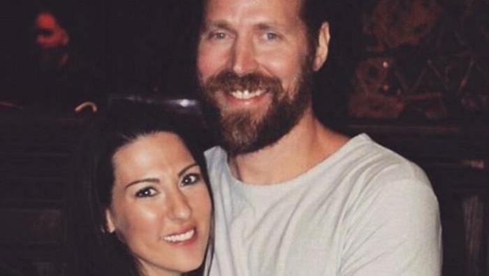 A gyönyörű, fiatal nő bármelyik férfit választhatná. Ő azonban a végstádiumban lévő beteg férfihoz megy hozzá! Rövidesen az egész közös világuk teljes fordulatot vesz