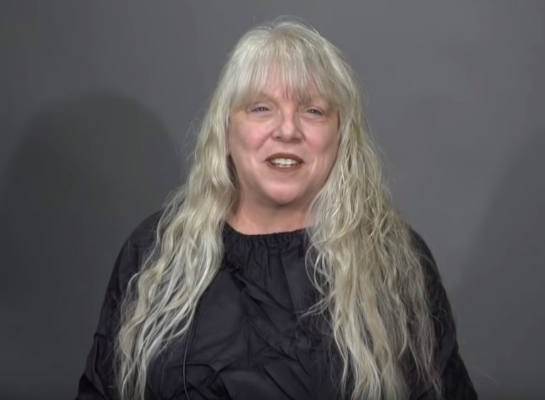 A loboncos, elhanyagolt, ősz hajú hölgy nagyon szerette volna jó nőnek érezni magát legalább egyszer az életében! Megkapta, amit akart: