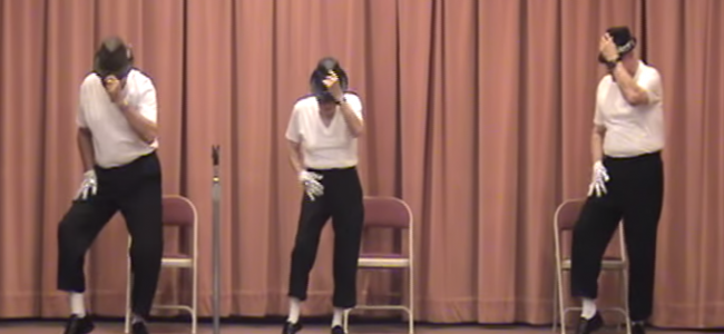 Az idősek otthonában a három szépkorú bácsi azt a feladatot kapja, hogy Michael Jackson zenéjére táncoljanak a színpadon. Bravúrosan oldják meg a feladatot: