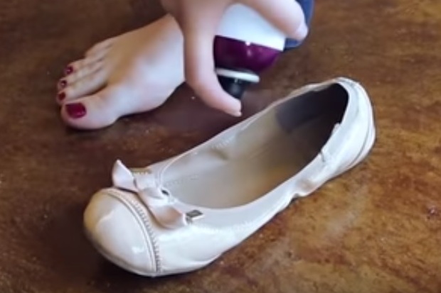 Belefújta a hajlakkot a cipőjébe. Mikor rájöttünk az okára, mi is utána csináltuk