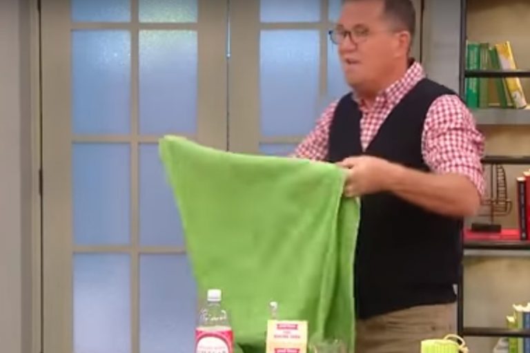 Egy hotel mosodájának vezetője bemutatja, hogy kell hatásosan kitisztítani a törölközőket, hogy ne csak üde illatuk és kellemes tapintásuk legyen, de a kórokozók is eltűnjenek belőlük