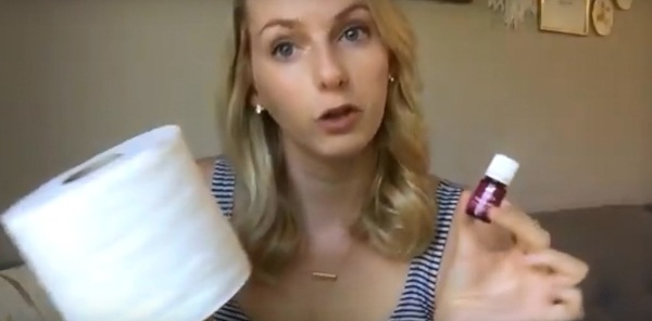 Illóolajat csepegtet a toalettpapírra. Elég volt megérteni az okát, és beleszerettem a megoldásba: