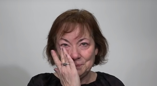 Négy évtized után a férje elvált tőle, és szeretett volna új életet kezdeni – Mikor meglátja új önmagát, nem képes abbahagyni a mosolygást