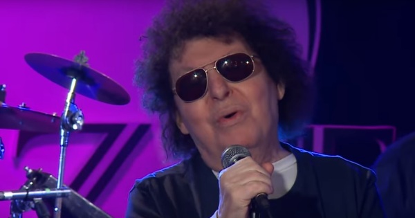 Könnyekig elérzékenyült a színpadon Demjén Ferenc, miközben énekelt: megkapó pillanatokat rögzített a kamera