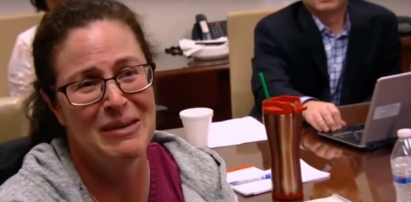 3 szép lánya van, de az anyuka már alaposan megfáradt az életben. Kezelésbe veszi egy profi csapat, és tiszta Sophia Lorenné alakul!