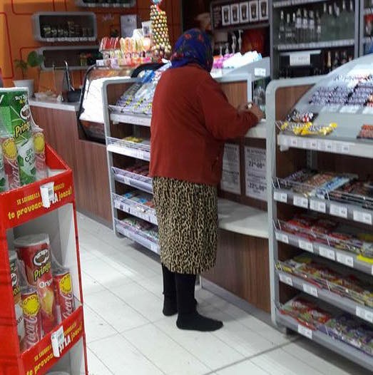 Az idős hölgy kibújt a sáros cipőjéből, mielőtt belépett volna a benzinkútra, mert nem akart koszt csinálni. Elgondolkodtató, hogy milyen megjegyzéseket tettek rá a kommentelők