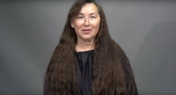 A 63 éves nagymama a gimi első osztálya óta nem módosított a stílusán. Mikor azonban kikerül a profi átalakítók keze alól, úgy fest, mint egy filmcsillag!