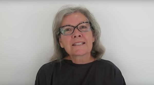 Eleinte még a fodrásznak kellett győzködnie a hölgyet, hogy ugyan fessék már be az őszes tincseit. Mikor belenézett a tükörbe, először azt hitte, valaki más néz vissza!