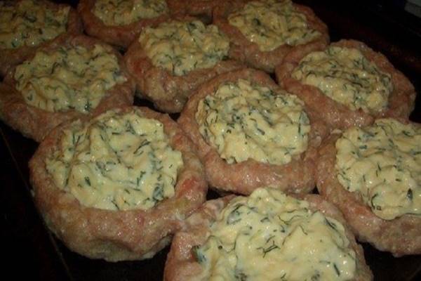 Ha a fasírt unalmas, itt egy kis változatosság: darálthúsos fészek sajttal töltve, amit nem kell olajban sütni