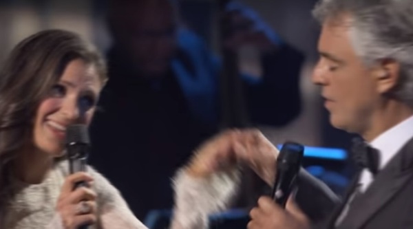 Andrea Bocelli duettje gyönyörű feleségével: szinte tapintható a szeretet a teremben