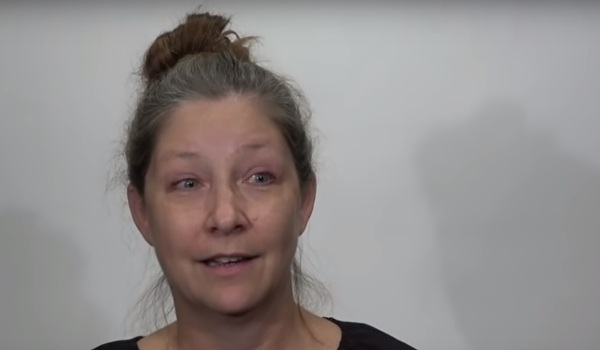 A négy gyermekes, több unokás 50 éves nagymamának nem jutott ideje magára: miután kikerül a fodrász és a sminkes keze alól, a huszonéves férfiak is megfordulnak utána