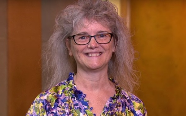 A férj könnyeivel küzd, mikor meglátja felesége átalakulását: az ijedt arcú, csapzott kis verébből igazi csábító dáma lett