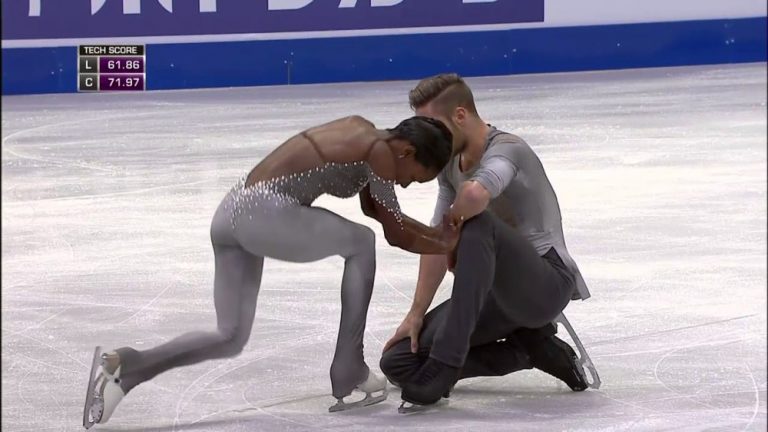 A két szép műkorcsolyázó a jégen várja, hogy felcsendüljön a „Csend hangja”: az egész csarnokban megáll a levegő!