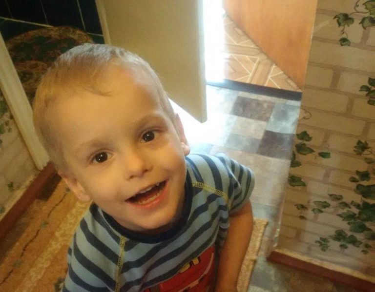 Mikor kiderült, hogy beteg az újszülött csöppség, a szülei eldobták őt maguktól. Pár év múlva gyökeres változás történt: