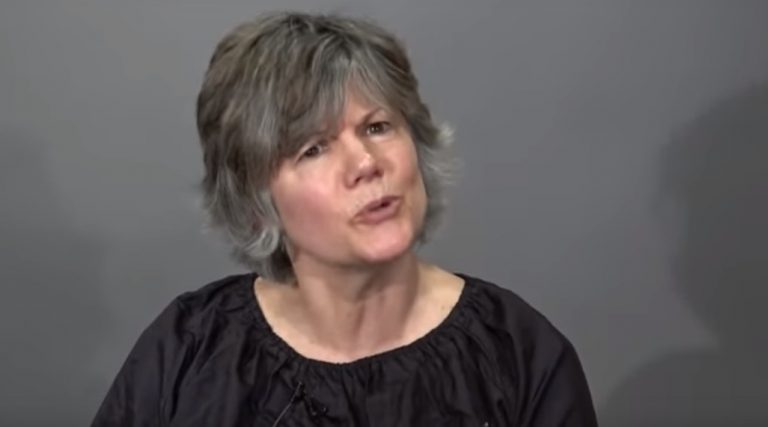 A nagymama őszes néniként ballag be a fodrászhoz, ám igazi vadító dívaként lép ki onnan