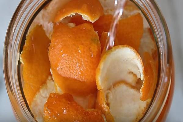 Ecetet locsolt a narancshéjra. Mikor leesett az oka, rögtön mi is megcsináltuk: