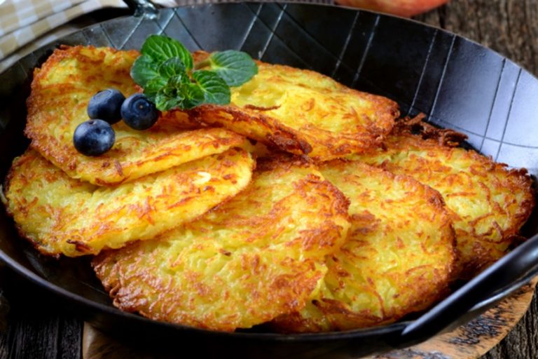 Lereszelte az almát és összekutyulta liszttel. Miután serpenyőben lesütötte, a család egy emberként vetette rá magát