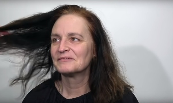 A 60 éves hölgy arca és haja is elnyűtt és megfáradt benyomást kelt. Ám amikor a fodrász és a sminkes kihozza belőle a belső szépséget, úgy mutat, mint egy celeb!