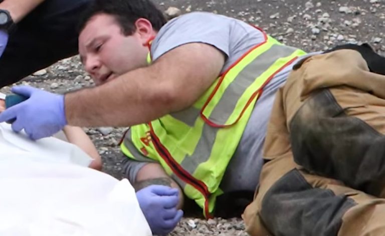 A családot autóbaleset éri, és a 4 éves kisfiú traumát szenved. A tűzoltó ötletes módon nyugtatja meg