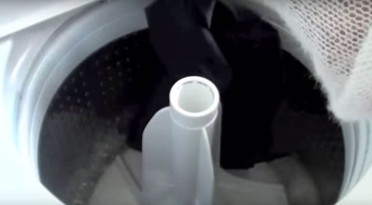 5 módszer, amivel a sötét ruhák színe csöppet sem fakul meg. Bár már előbb megtanultam volna: a kedvenc felsőmet is meg tudtam volna menteni