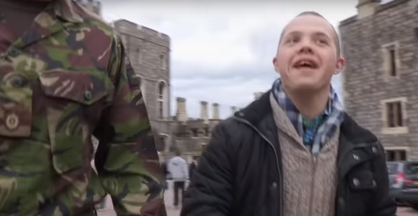 A Down-szindrómás fiú meglátogatja katona bátyját: elég megpillantania őt civil ruhában, hogy fejvesztve fusson felé