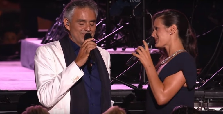 Andrea Bocelli duettet ad elő káprázatos feleségével: a közönség állva tapsolja őket
