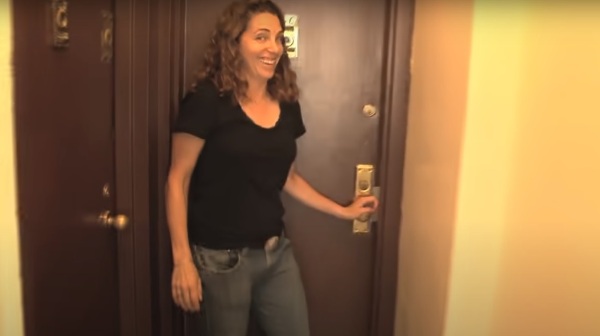 A fiatal nőnek csak egy 9 négyzetméteres lakás bérleti díjára futja: mikor beköltözött, a barátai alig állták meg, hogy ki ne röhögjék szegényt! Ám a végén ő nevetett