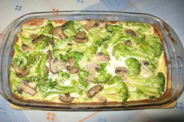Csak brokkoli volt otthon meg pár alapélelmiszer. Gyorsan összeverte őket, és tette is be a sütőbe. Mennyei lakoma vált belőle
