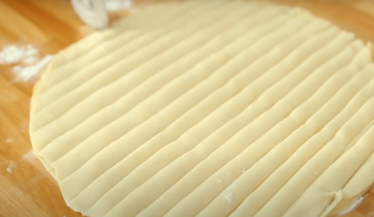 Felaprítja a tésztát csíkokra, és egy korszakalkotó megoldást mutat be. A recept fénysebességgel terjed az egész világon