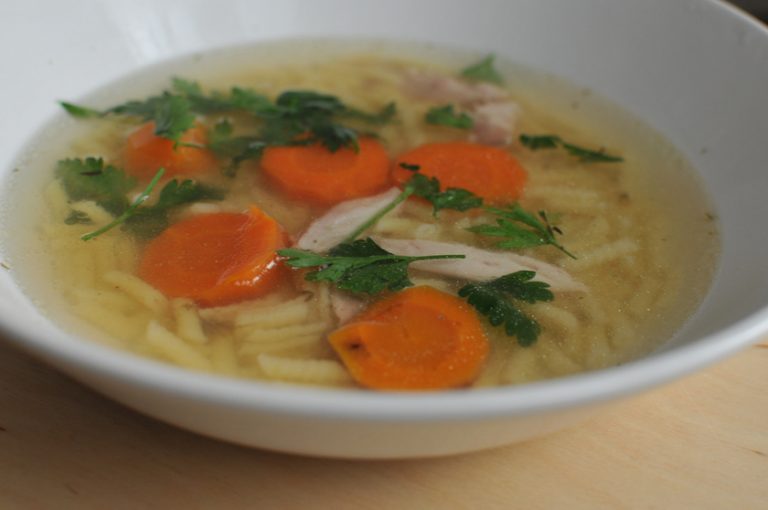 A nővérem kenyeret dobott a húslevesbe. Nem kellett sok, azóta én is követem a példáját. Ezért: