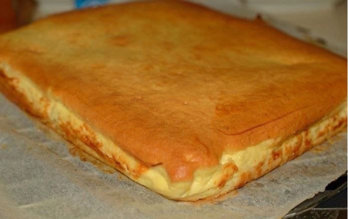 Omlós kevert sütemény, gazdagon túróval töltve: nincs az a mennyiség, ami ne fogyna el