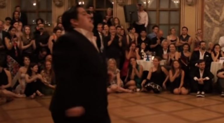 Akik nem ismerték a túlsúlyos férfit, soha nem feltételezték volna róla, hogy úgy táncol majd, hogy szinte ég a talpa alatt a föld