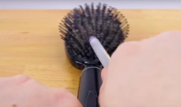 Felvételen mutatjuk a technikát, amely segít sec perc alatt megpucolni a fésűket, hajkeféket