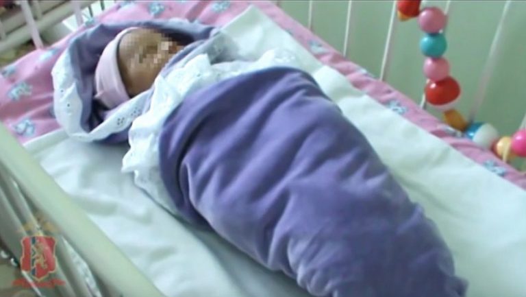 Az idős néni egy kisdedet talál az elburjánzott fűben. Amikor az ápolók kihámozzák a ruhájából, megrendítő dolgot találnak