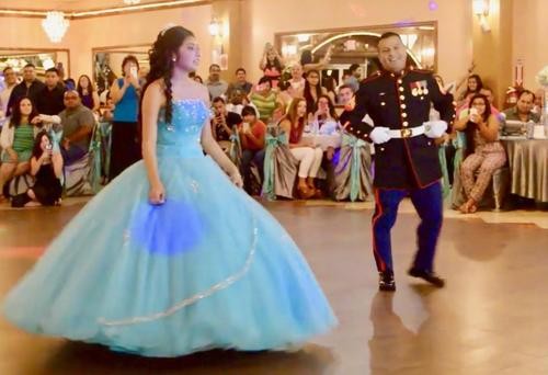 A tengerésztiszt lassúzni kezd a lányával a szülinapi ünnepségén, aztán a zene vált, és a közönség hangosan éljenzi az ügyességüket