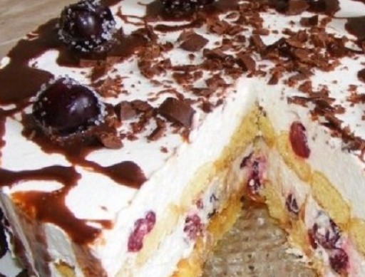 Szívem szerint minden egyes nap megcsinálnám ezt a mennyei meggyes-babapiskótás tortát, amit még SÜTNI SEM KELL!