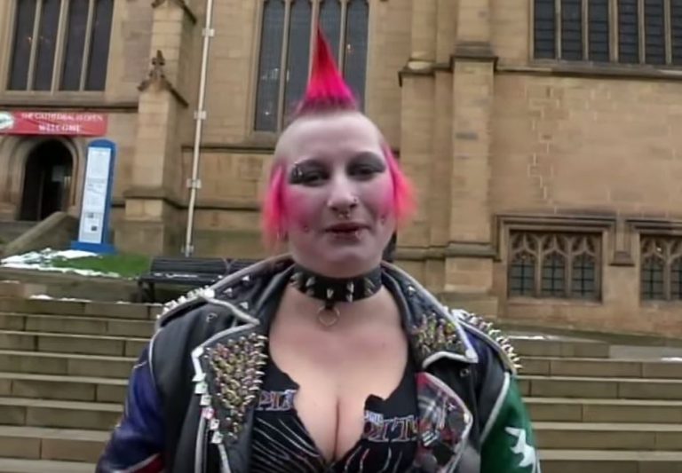 Az extrém stílusú, karakán lányt a mesterfodrász és a sminkes olyan kivételes szépséggé alakítja, hogy a férfiak le se tudják venni róla a szemüket!