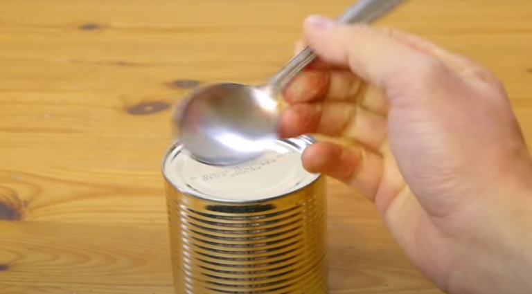 Pár mozdulattal kibontható a konzervdoboz, elég hozzá egy evőkanál. ÍGY MŰKÖDIK: