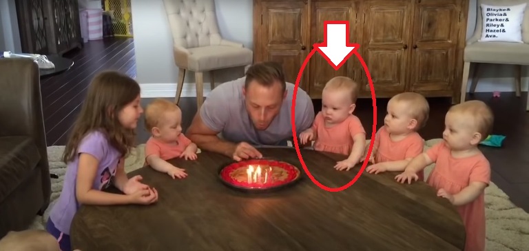 Az édesapa 6 kislányával szülinapot ül: amikor elfújja a gyertyákat, az egyik kicsi képtelen türtőztetni magát!