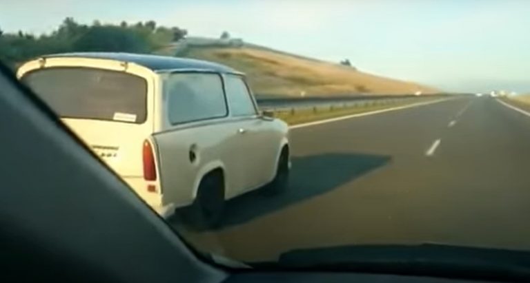 175 km/h-nál előz a TRABANTtal: Nem szívbajos az ipse, az szent!