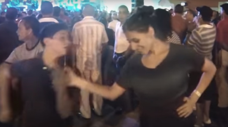 A tizenéves fiú táncra kér egy felnőtt nőt – a közönség szeme tágra nyílik, mikor megragadja a nő kezét