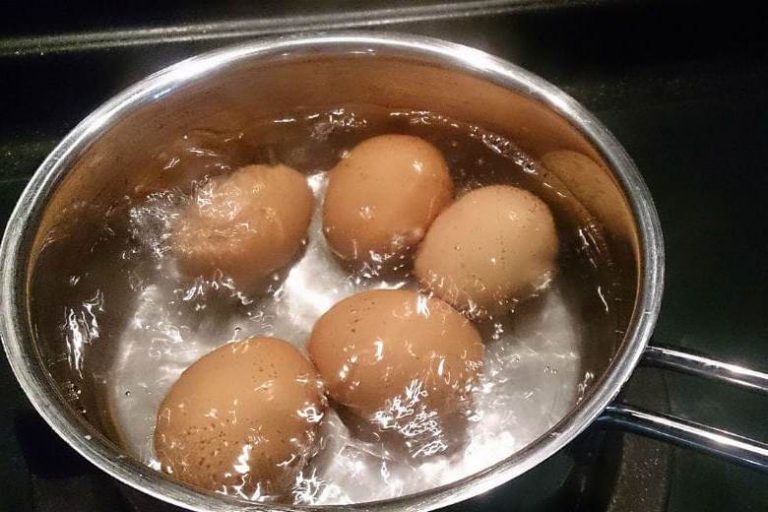 Keresztanyám csak a tojás főzőlevével locsolja a virágait. Elmondta, hogy miért: