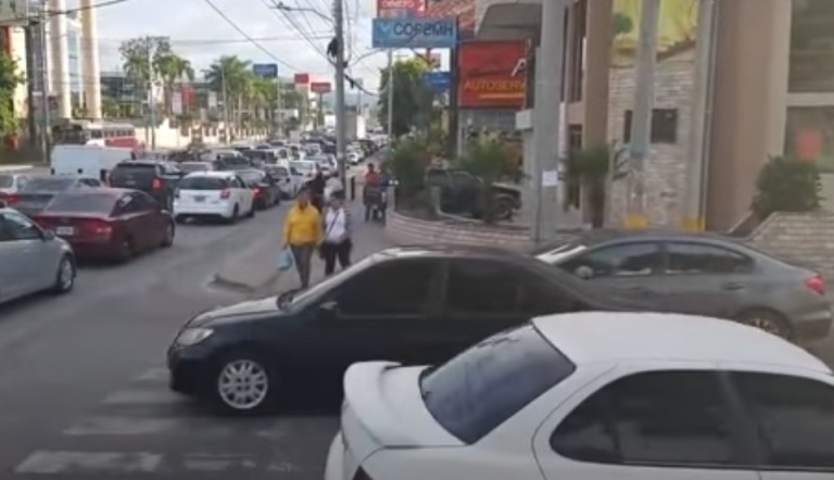 A pofátlan autós ráállt a zebrára: a kreatív járókelők olyan leckét adtak neki, hogy tutira sose csinál ilyet többé!