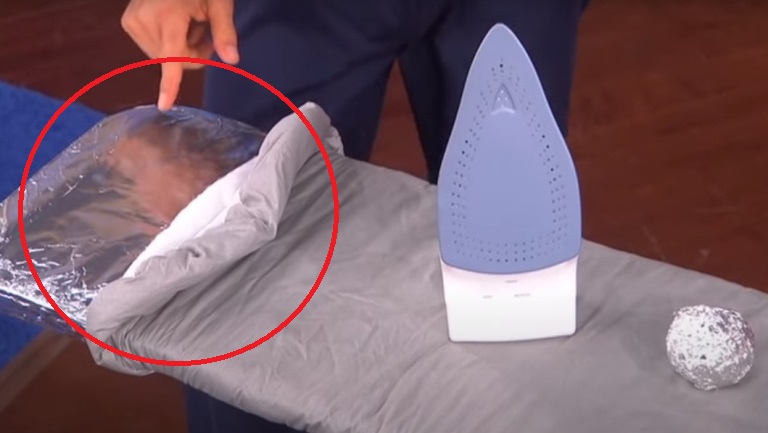 Alufóliával vonta be a vasalódeszkát: nincs többé vesződség a nehezen vasalható ruhákkal!