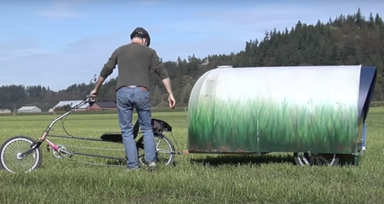 A férfi ebbe az 50.000-Ft-ból megépített utánfutóba költözött: csak megmosolyogtam, amíg meg nem láttam a belsejét