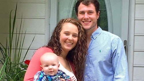 Az apa autó balesetben életét vesztette. Egy nap egy titokzatos dobozkát fedeznek fel a sírján