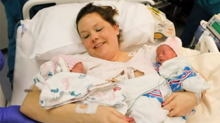 A szülés után a nő meghallja, hogy az orvosok hangosan fújtatnak a műtőben. Amikor közelről megnézi a kicsiket, leesik neki is, hogy mi a helyzet